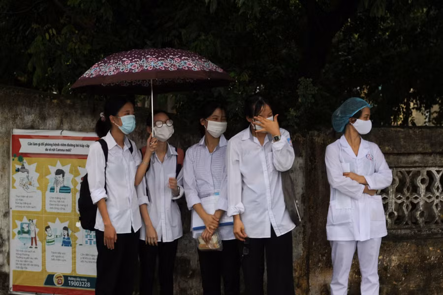 Các thí sinh dự thi tại điểm thi Trung tâm GDNN-GDTX huyện Quỳnh Phụ có mặt từ sớm tại Trạm Y tế xã Quỳnh Hưng để xe đón đến điểm thi.
