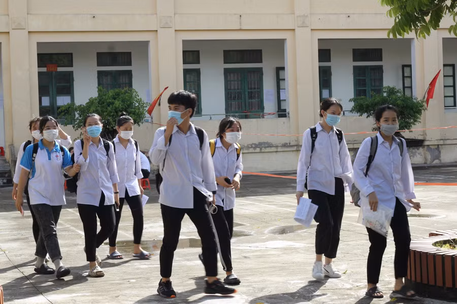 Thí sinh vui tươi rời điểm thi.
