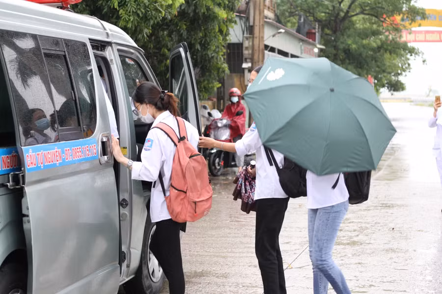 Các thí sinh sẽ được đưa đến điểm thi trước 1 tiếng để thực hiện công tác phòng chống dịch.