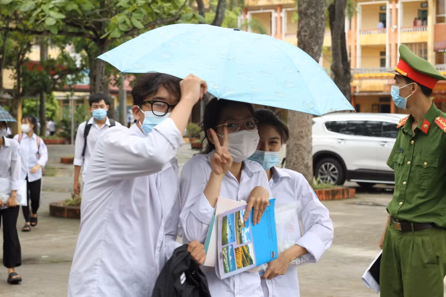 Tâm trạng tự tin, thoải mái của nhóm thí sinh sau khi hoàn thành các môn thi trong buổi sáng ngày 8/7.