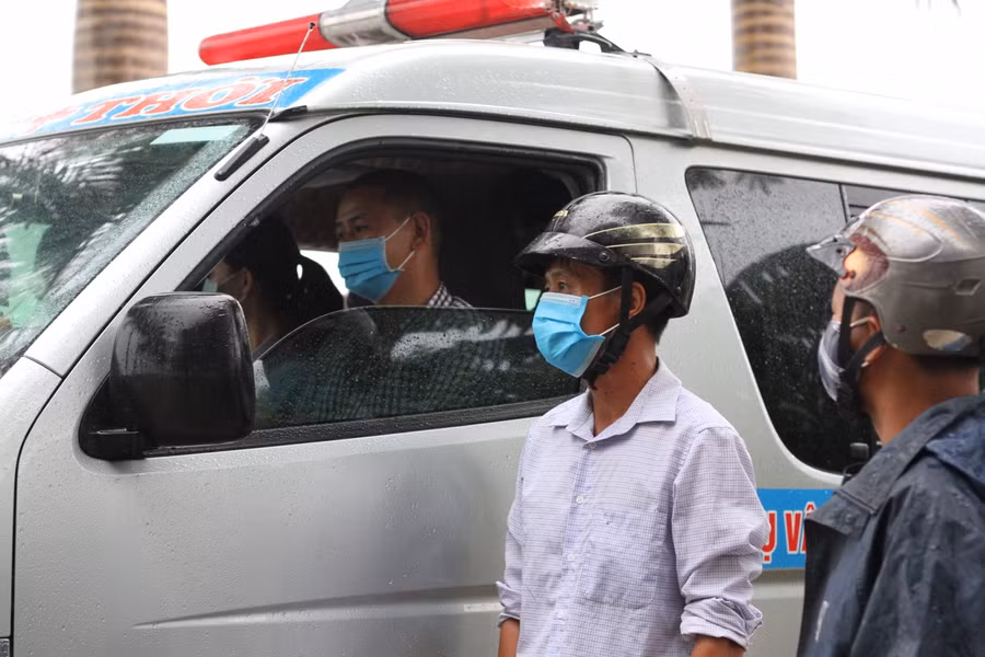 Những vị phụ huynh này mong mỏi các thí sinh sẽ tự tin, hoàn thành tốt các bài thi.