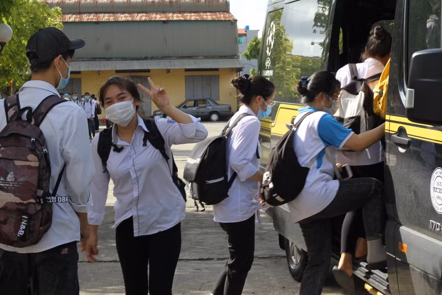 Các thí sinh đánh giá đề thi Ngoại ngữ dễ đạt điểm khá.