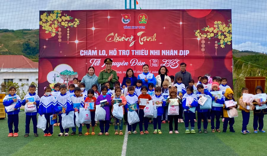 150 suất bánh kẹo, 350 áo ấm và 1.500 cuốn vở được trao cho học sinh khó khăn.