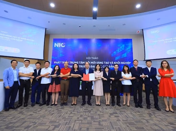 Ra mắt các thành viên đầu tiên của mạng lưới.