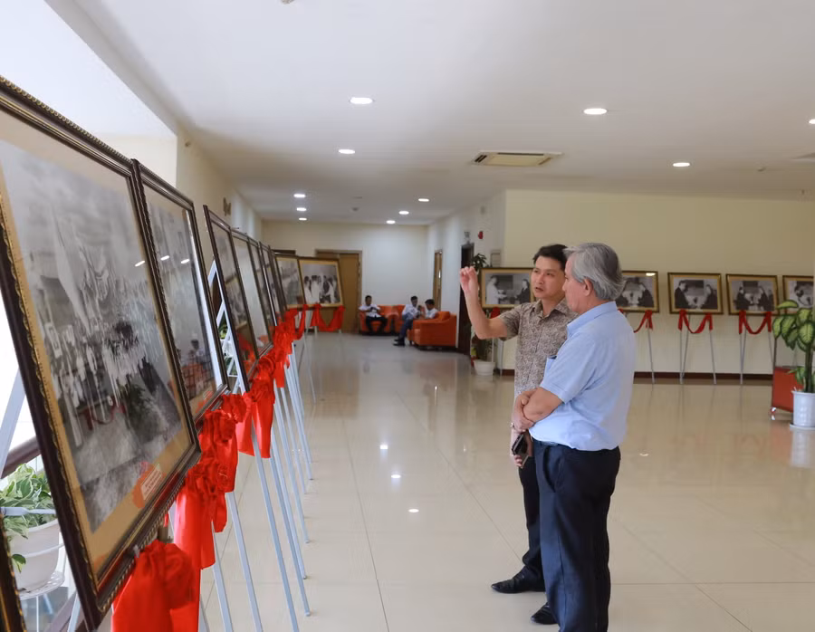 Cán bộ, người dân tìm hiểu những hình ảnh, tư liệu trưng bày tại Hội thảo.