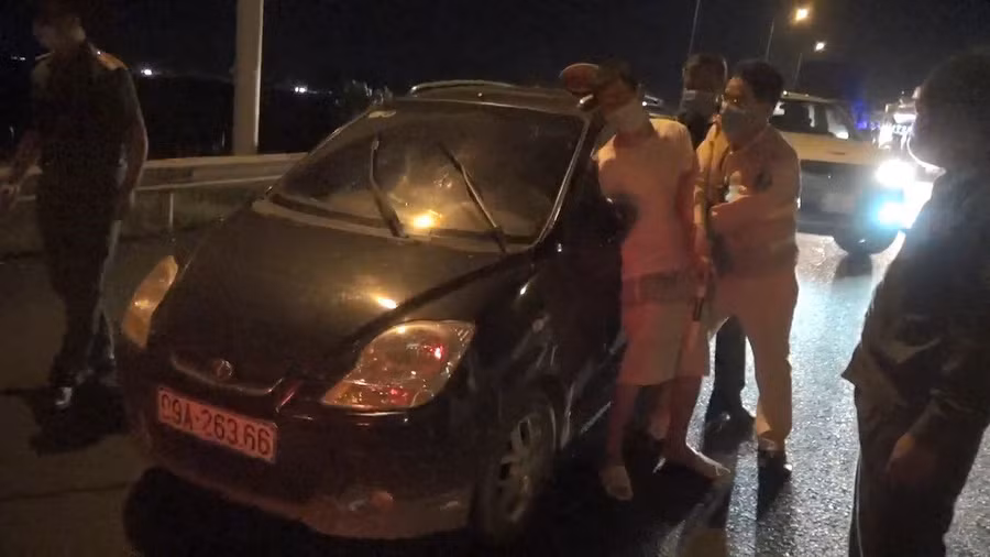 Quá trình triển khai nhận thấy đối tượng có thể gây nguy hiểm cho các phương tiện tham gia giao thông nên tại chốt Km 17+300, lực lượng CSGT đã ra hiệu lệnh dừng tất cả các phương tiện đang lưu thông hướng Hà Nội, cương quyết dừng phương tiện, không cho đối tượng bỏ chạy.