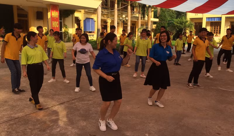 Đoàn Trường THPT Kim Bình cũng tổ chức cuộc thi khiêu vũ với chủ đề “Nét đẹp tình thầy trò”