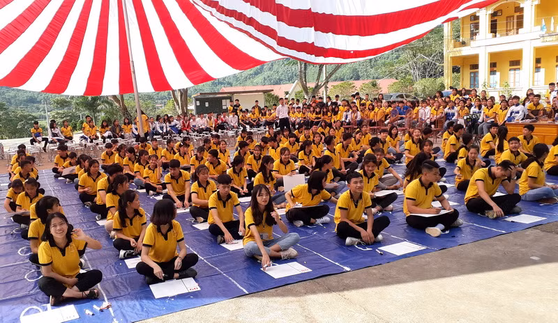 Học sinh hào hứng tham gia trò chơi rung chuông vàng