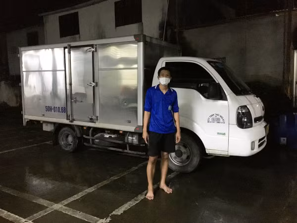 Mai Phú Quý cùng xe ô tô chở hàng. Ảnh: Công an Trà Vinh