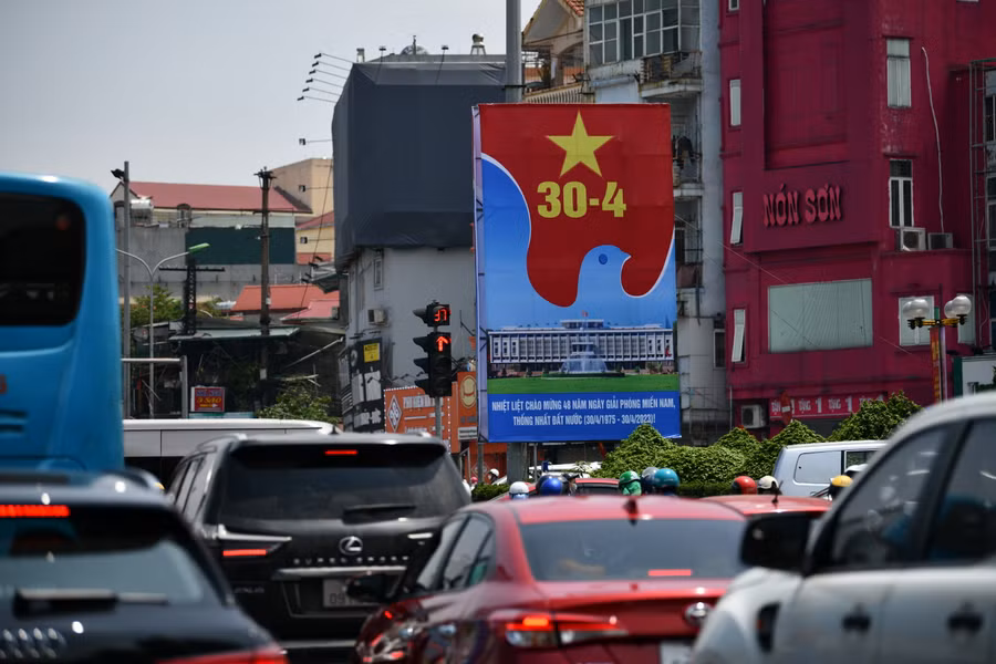 Tấm pano chào mừng được đặt trên phố Xã Đàn.