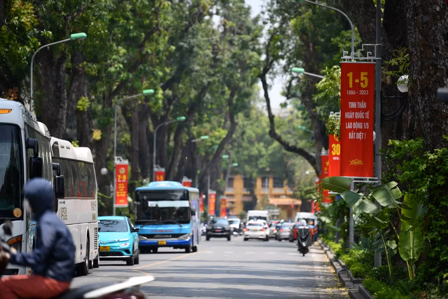 Hàng loạt tấm băng rôn được treo dọc các tuyến đường chính của Thành phố.
