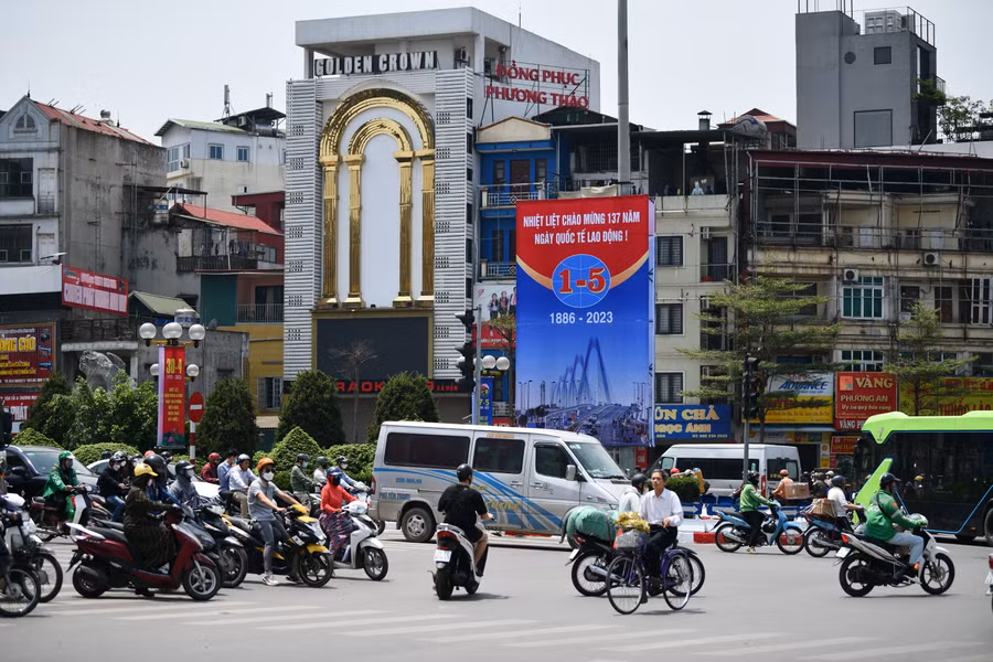 Tấm pano chào mừng được đặt trên phố Xã Đàn.