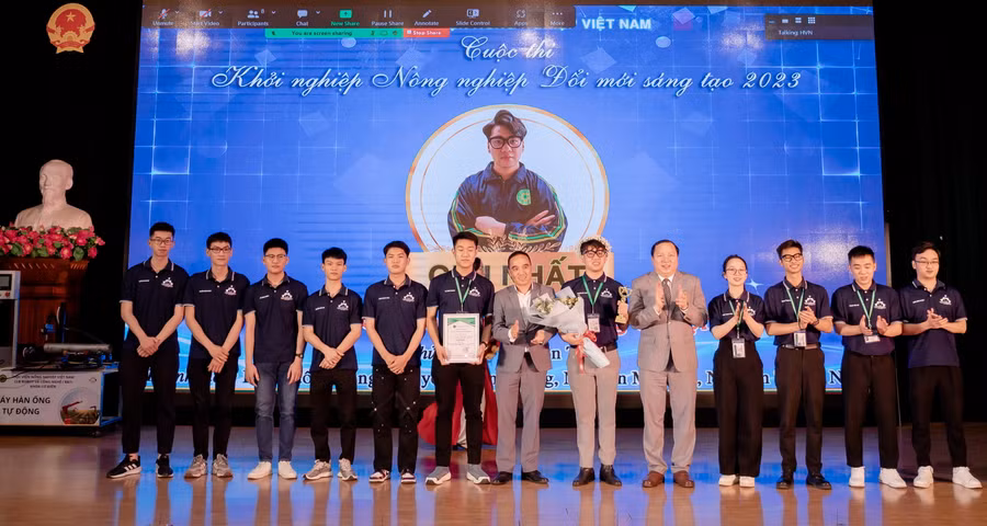 Ban tổ chức trao giải Nhất cho các tác giả của dự án “Chế tạo máy hàn tự động” của sinh viên Học viện Nông nghiệp Việt Nam.