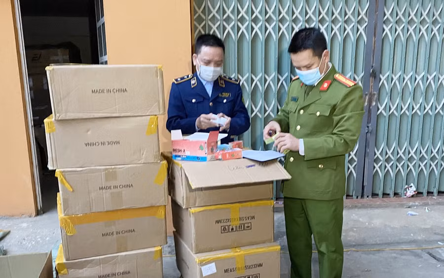 Lực lượng chức năng tiến hành kiểm tra, thu giữ lô hàng.