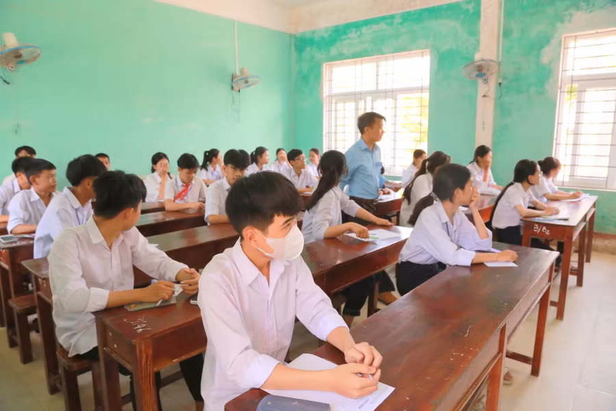 Học sinh hồi hộp trước giờ làm bài thi.