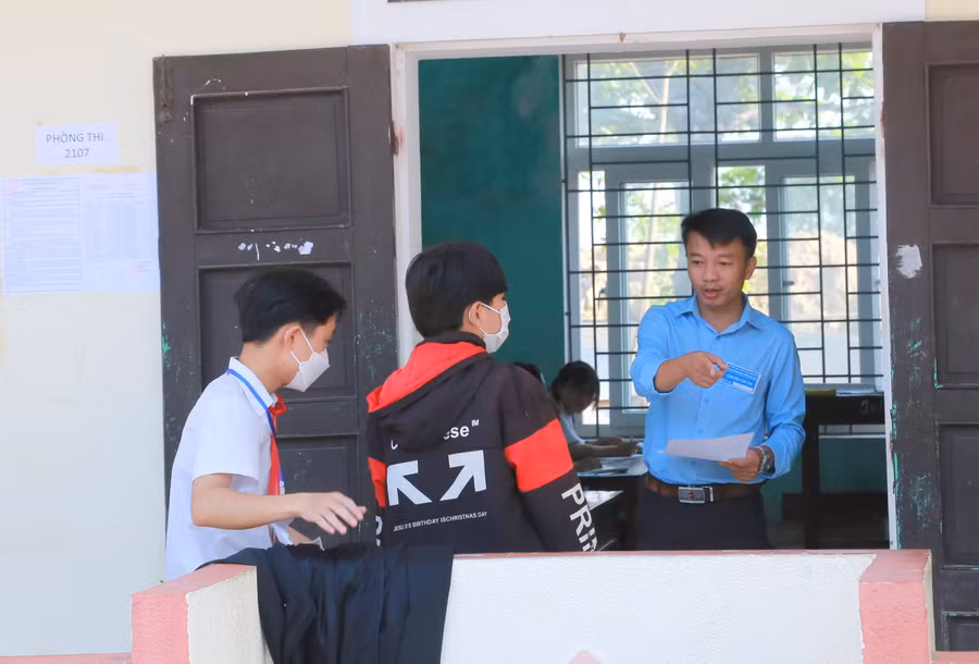 Đây là lần đầu các em thi tốt nghiệp sau 9 năm học, nên Trưởng điểm thi chỉ đạo các cán bộ hướng dẫn cặn kẽ, chi tiết cho thí sinh. Phối hợp các lực lượng liên quan để tổ chức thành công kỳ thi. Mặt khác, cần rà soát cơ sở vật chất, có phương án giảm nắng nóng, hỗ trợ tối đa cho thí sinh.