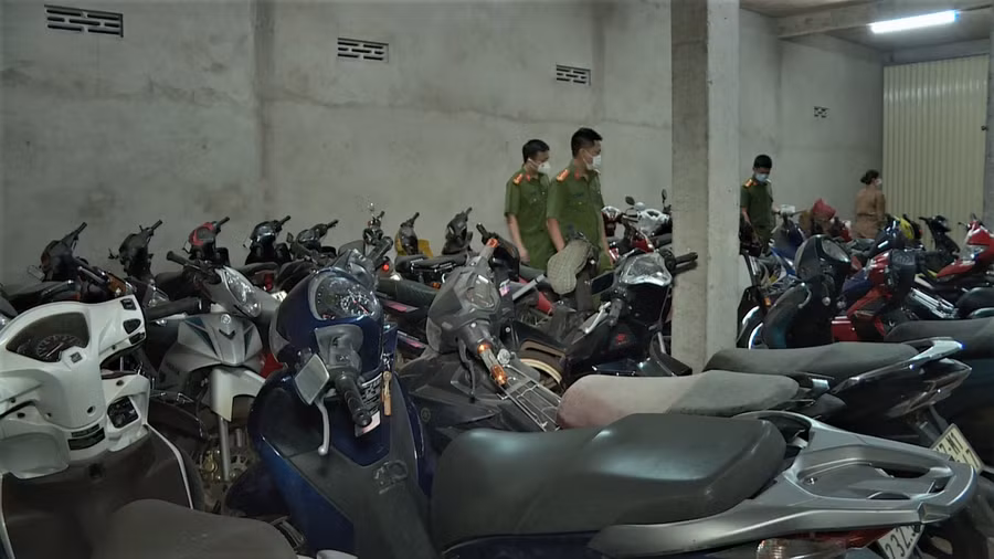 Lực lượng chức năng kiểm tra kho của dịch vụ cầm đồ Sơn Dung tại địa chỉ 693 đường Phạm Văn Đồng (ảnh: Sỹ Đức).