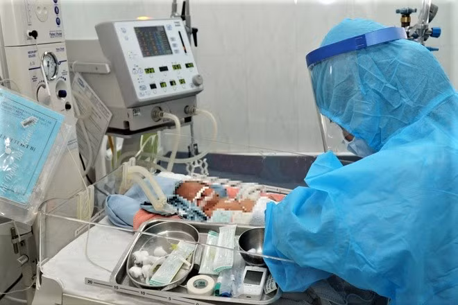 Cháu bé sơ sinh con của sản phụ H.D.K được các bác sĩ Bệnh viện Đa khoa vùng Tây Nguyên chăm sóc đặt biệt (Ảnh: Quang Nhật).