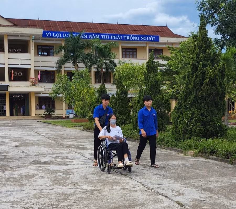 Lực lượng đoàn viên cũng hỗ trợ em rời phòng thi. Lực lượng đoàn viên cũng hỗ trợ em rời phòng thi.