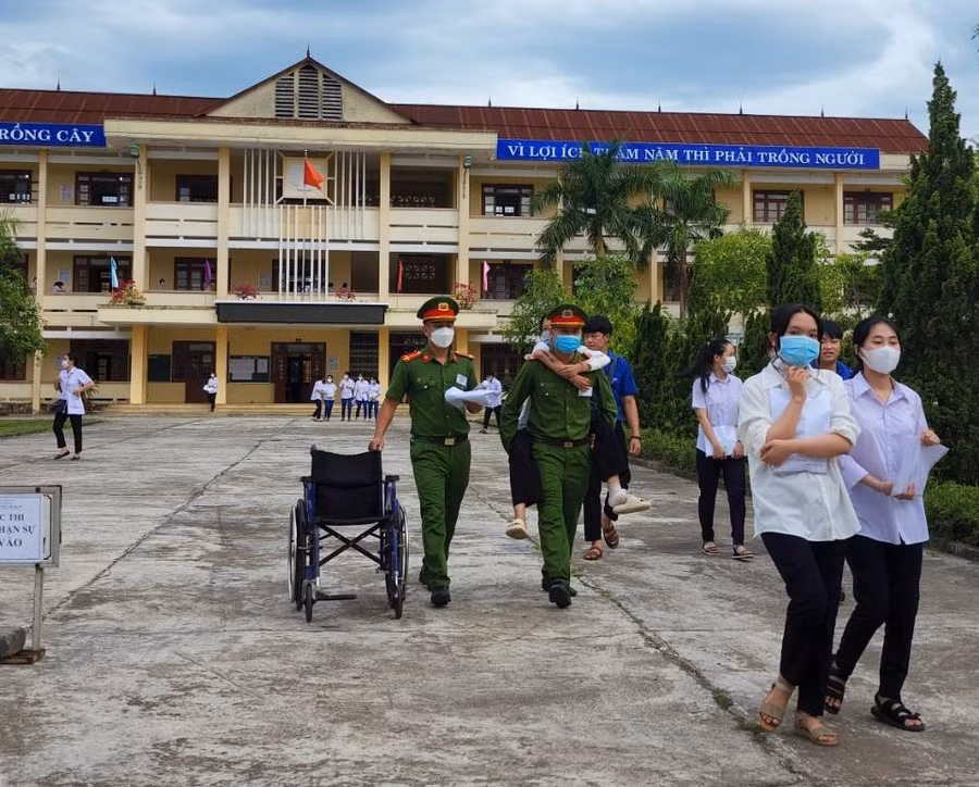 Lực lượng tình nguyện viên cõng thí sinh vào trường thi. Lực lượng tình nguyện viên cõng thí sinh vào trường thi.