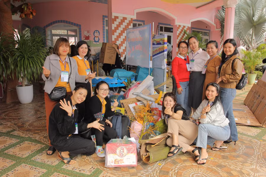 Đội thi của Phòng GD&amp;ĐT huyện Krông Pắc tập kết nguyên vật liệu tại điểm thi.