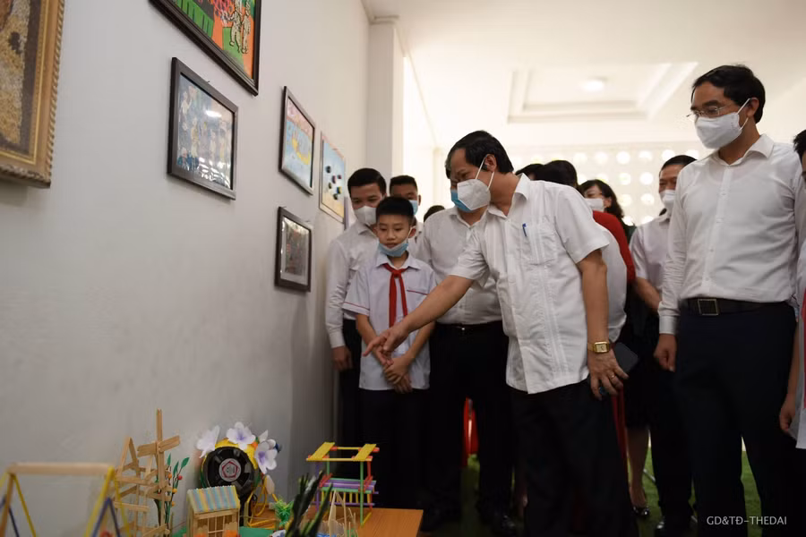 Bộ trưởng thăm mô hình do học sinh tự sáng tạo.