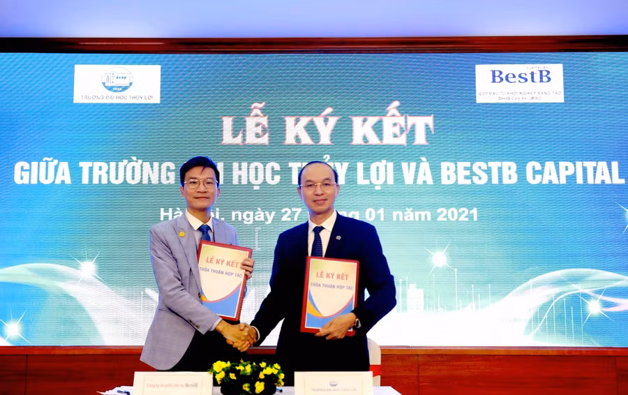 Ông Phạm Anh Cường, Chủ tịch kiêm Tổng giám đốc BestB và GS.TS Trịnh Minh Thụ, Hiệu trưởng Trường ĐH Thủy lợi trao thỏa thuận hợp tác