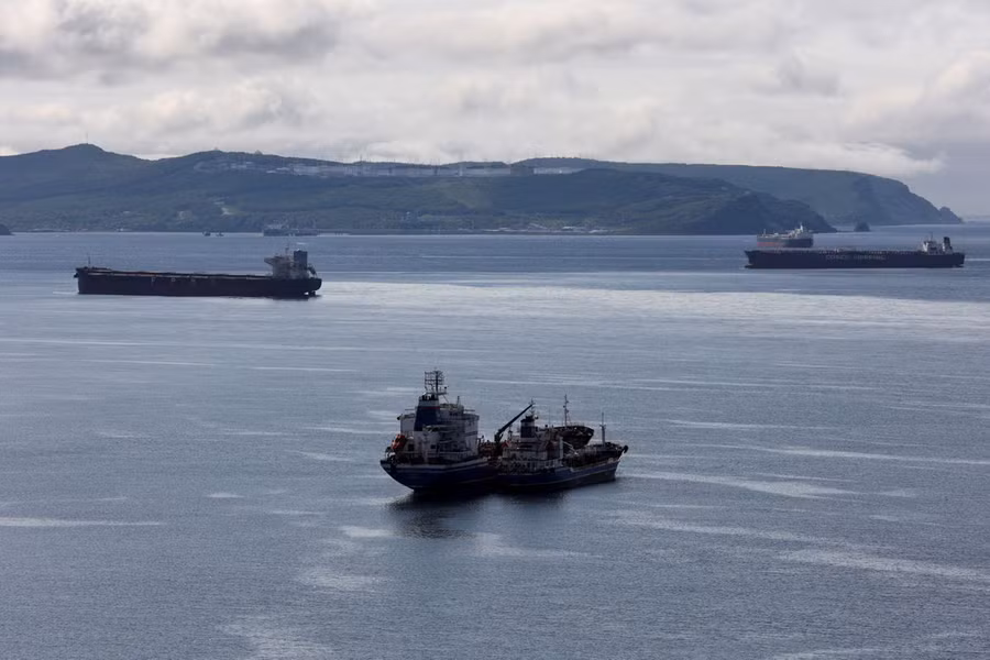 Các tàu chở dầu ở vịnh Nakhodka, bên ngoài thành phố cảng Nakhodka, Nga, vào ngày 13/6. Ảnh: Reuters. Các tàu chở dầu ở vịnh Nakhodka, bên ngoài thành phố cảng Nakhodka, Nga, vào ngày 13/6. Ảnh: Reuters.