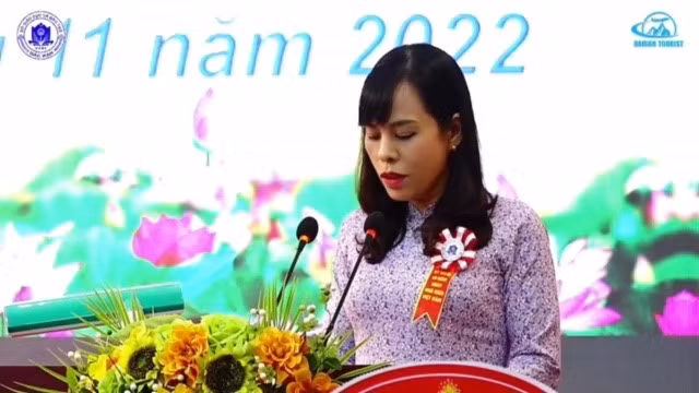 Cô Nguyễn Thị Thanh Hà thay mặt đội ngũ nhà giáo toàn tỉnh phát biểu tại Lễ kỉ niệm 40 năm ngày Nhà giáo Việt Nam 20/11/2022 do Sở GD&amp;ĐT Bắc Kạn tổ chức.