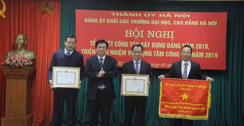 Thứ trưởng Nguyễn Hữu Độ (thứ hai, từ trái qua phải) trao Bằng khen và Cờ thi đua cho các đơn vị hoàn thành xuất sắc nhiệm vụ