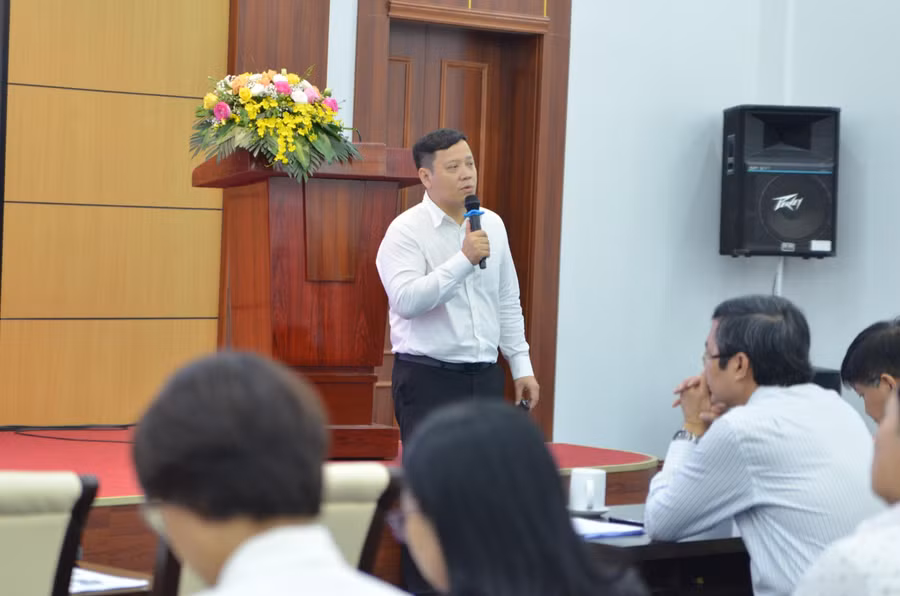 Viện trưởng Lê Anh Vinh trình bày báo cáo Viện trưởng Lê Anh Vinh trình bày báo cáo