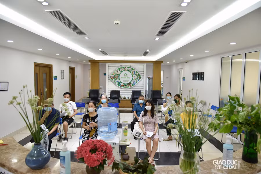Đại diện Bệnh viện Mắt Hà Nội 2 cho biết, để đảm bảo đủ giãn cách, Viện đã hướng dẫn từng nhóm 15 người lên phòng chờ tại tầng riêng.