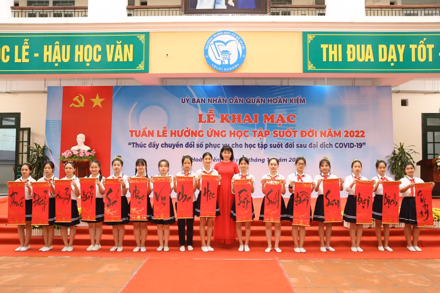 Năm học 2021-2022, số học sinh trong độ tuổi đến trường học ở các cấp học của toàn quận là hơn 34.000 em; số học sinh học nghề hướng nghiệp ở cấp trung học cơ sở, trung học phổ thông là 3.100 em, tăng hơn 200 em so với năm trước. Năm học 2021-2022, số học sinh trong độ tuổi đến trường học ở các cấp học của toàn quận là hơn 34.000 em; số học sinh học nghề hướng nghiệp ở cấp trung học cơ sở, trung học phổ thông là 3.100 em, tăng hơn 200 em so với năm trước.