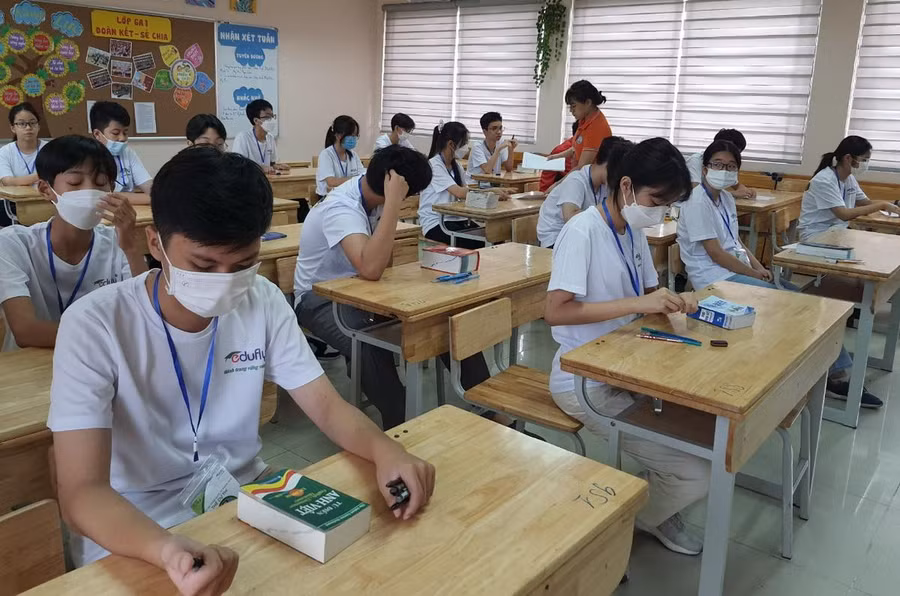 Các thí sinh trong phòng thi sẵn sàng giờ làm bài.
