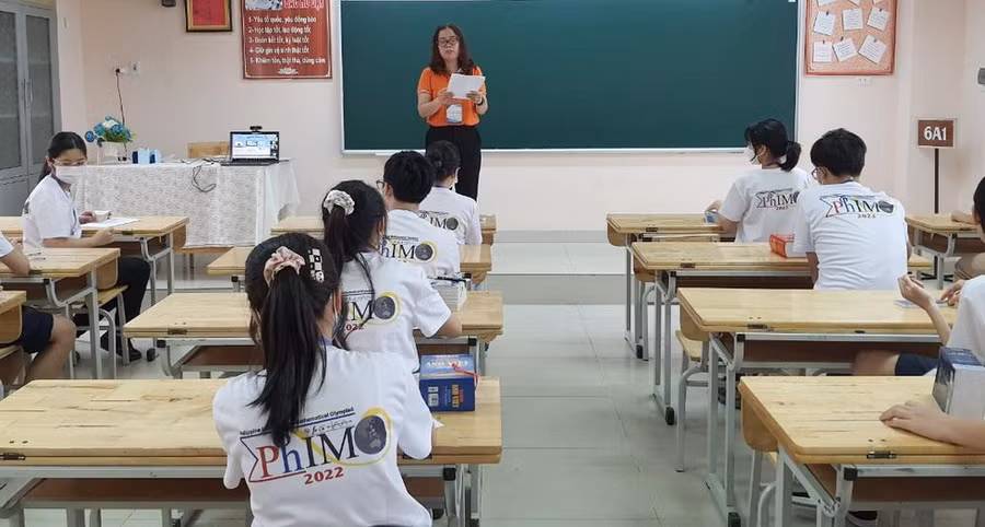 Giám thị phổ biến Quy chế thi.