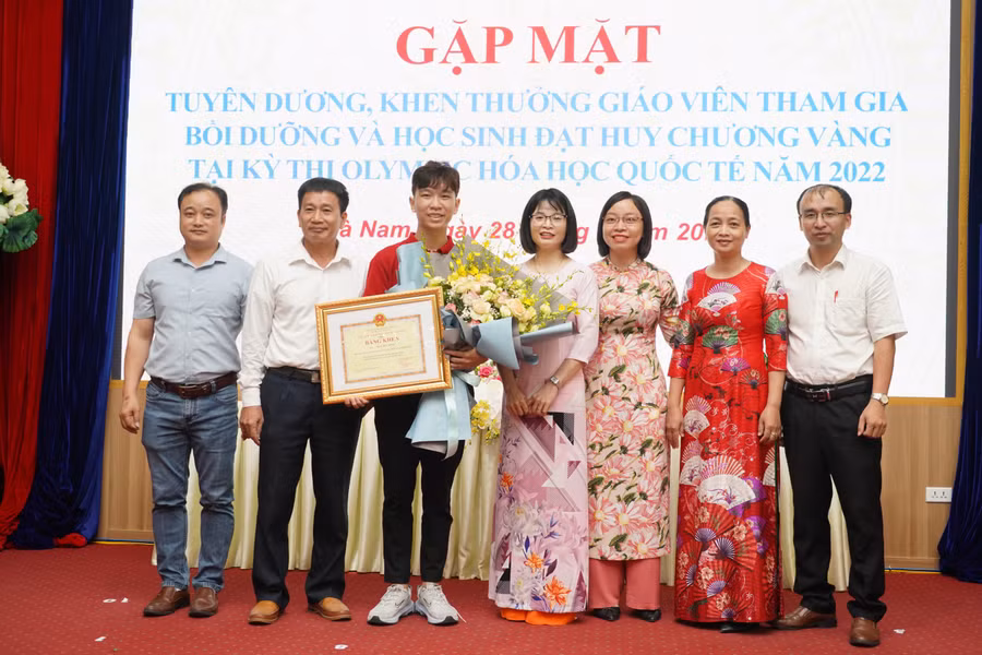 Trần Đức Minh, học sinh lớp 12 Chuyên Hóa Trường THPT chuyên Biên Hòa giành Huy chương Vàng Olympic Hóa học 2022.