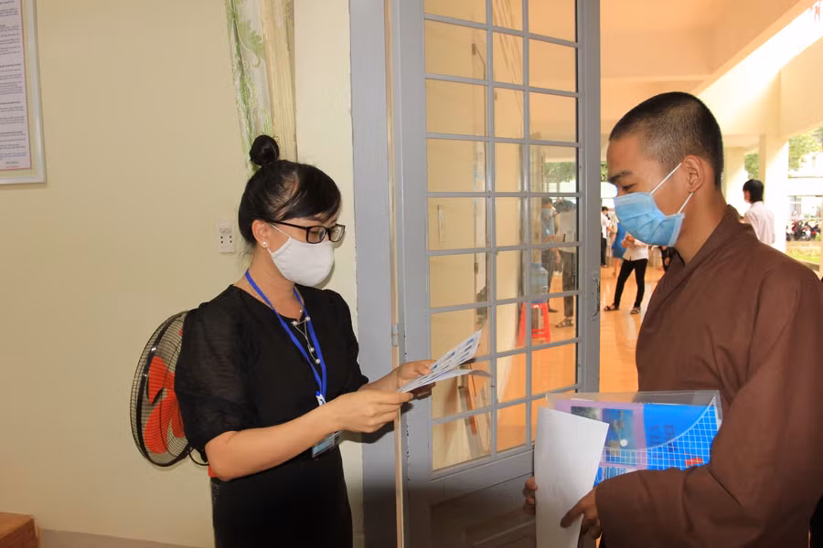 Thí sinh đang tu hành tại chùa Phổ Quang làm thủ tục vào phòng thi, tại điểm thi THPT chuyên Nguyễn Du (TP. Buôn Ma Thuột).