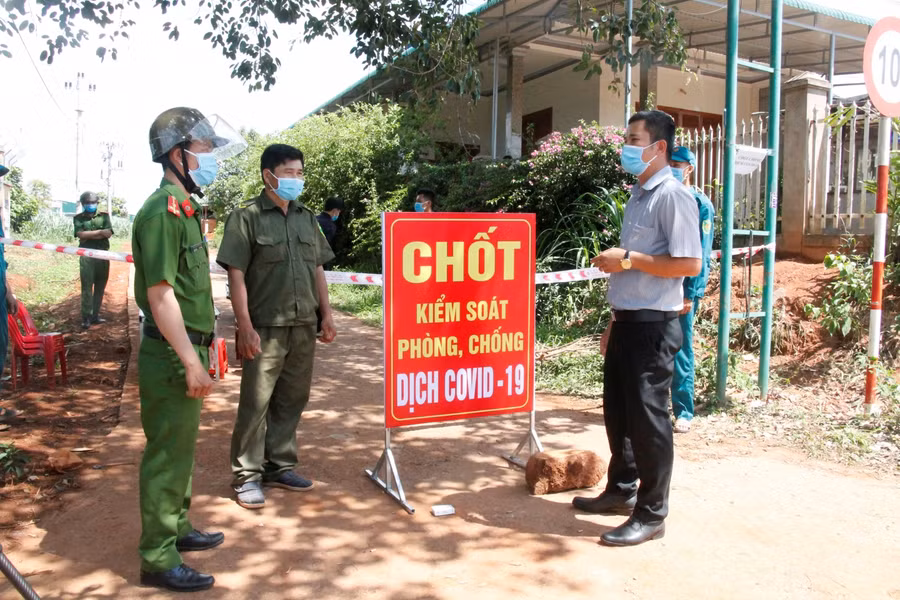 Các lực lượng chức năng làm việc tại chốt kiểm soát phòng, chống dịch Covid-19 xã Cư Mốt (huyện Ea H"Leo).