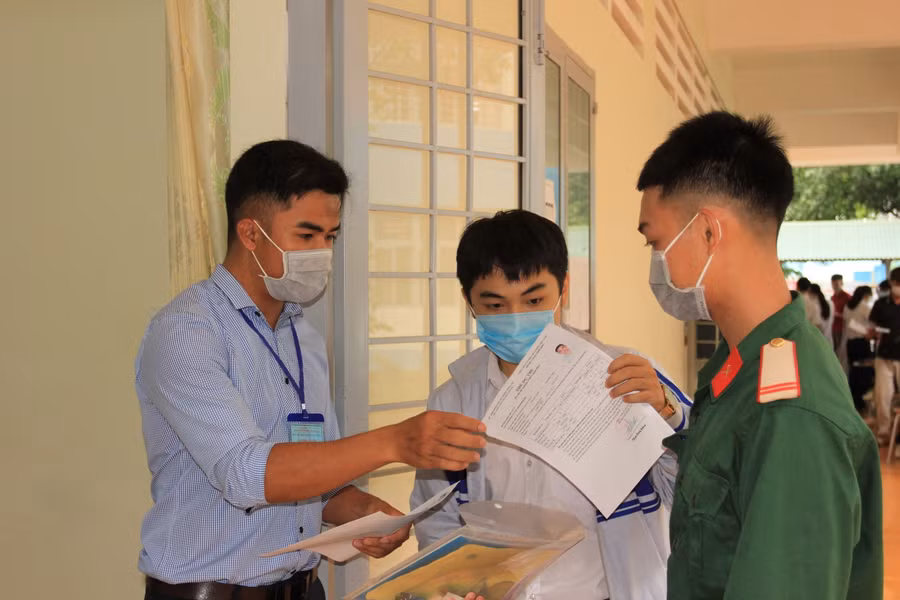 Cán bộ coi thi kiểm tra thông tin thí sinh tại điểm thi THPT chuyên Nguyễn Du (TP. Buôn Ma Thuột).