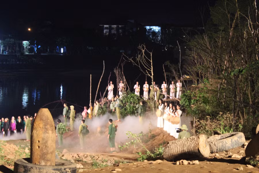 Chương trình có sự tham gia của nhiều diễn viên chuyên nghiệp thuộc các ngành sân khấu, điện ảnh. Chương trình có sự tham gia của nhiều diễn viên chuyên nghiệp thuộc các ngành sân khấu, điện ảnh.
