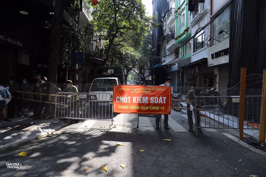 Theo chỉ thị 22 của TP Hà Nội, 22 chốt tại các cửa ngõ ra, vào thành phố và 33 chốt tại các quận, huyện, thị xã giáp ranh các tỉnh lân cận vẫn được duy trì hoạt động để thực hiện kiểm soát người và phương tiện, đảm bảo công tác phòng chống dịch.
