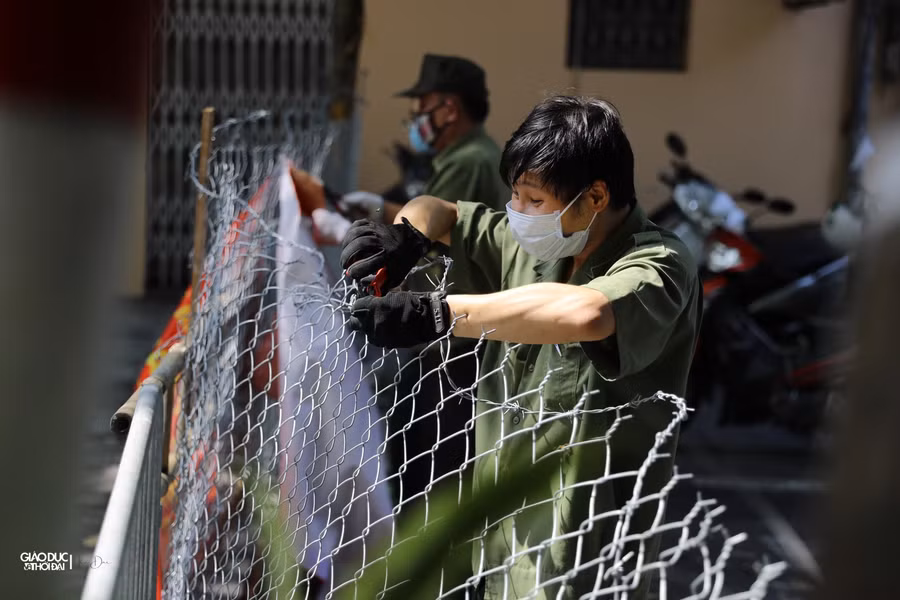 Những vòng dây thép gai tại 9 điểm chốt cứng trên địa bàn phường Hàng Bồ được lực lượng dân phòng cắt bỏ sau thời gian dài ngăn các phương tiện lưu thông.