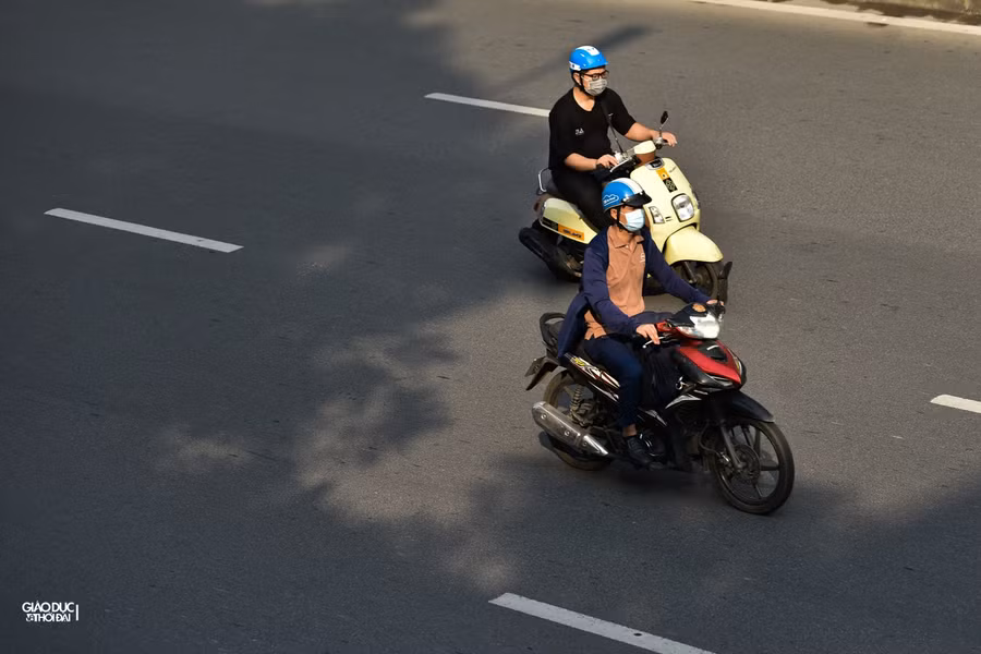 Đường phố Hà Nội đông “như nêm” trong ngày đầu nới lỏng giãn cách xã hội ảnh 9