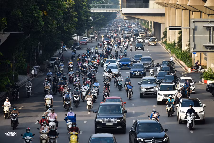 Lượng phương tiện đông đúc trở lại tại nhiều tuyến đường vào giờ cao điểm.