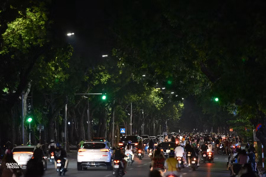 Trước đó, vào tối muộn ngày hôm qua 20/9, Chủ tịch UBND TP Hà Nội Chu Ngọc Anh đã ký ban hành Chỉ thị số 22 về điều chỉnh các biện pháp phòng, chống dịch bệnh Covid-19 trên địa bàn TP trong tình hình mới.
