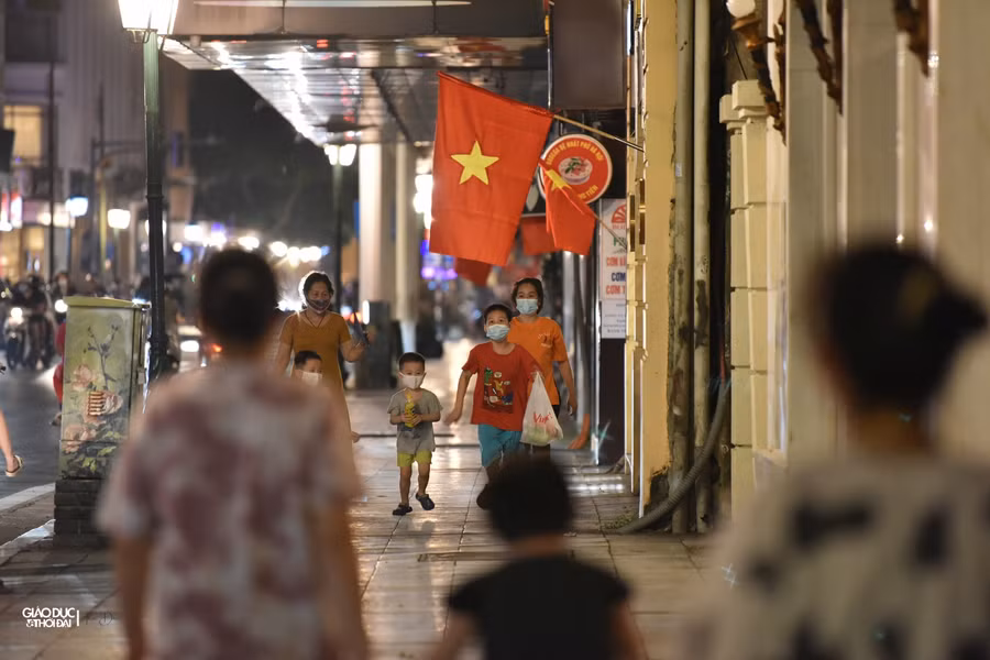 Đêm Trung thu, mọi ngả đường vào trung tâm Hà Nội đông nghẹt người ảnh 13