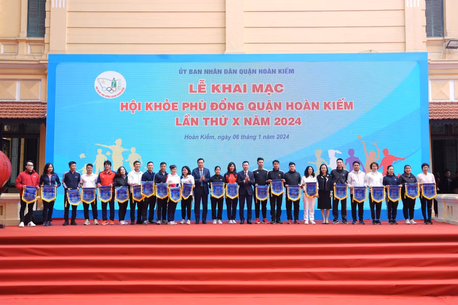 Ban tổ chức trao cờ cho đại diện các lãnh đội trường Tiểu học, THCS, THPT tham gia Hội khỏe Phù Đổng quận Hoàn Kiếm năm 2024.
