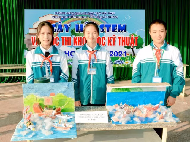 Niềm vui nhận giải thưởng cuộc thi khoa học kỹ thuật của học sinh Trường THCS Hải Xuân.