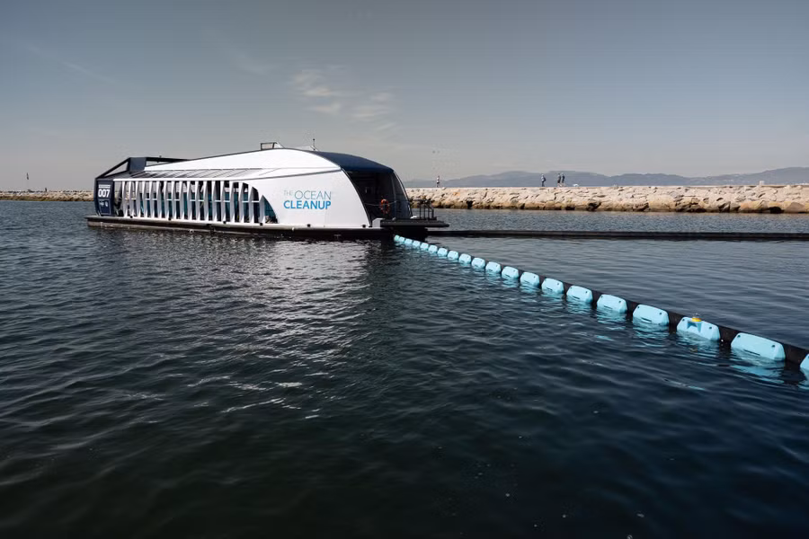 Thuyền thu gom rác được lắp đặt ở Ballona Cree. Ảnh: The Ocean Cleanup. Thuyền thu gom rác được lắp đặt ở Ballona Cree. Ảnh: The Ocean Cleanup.