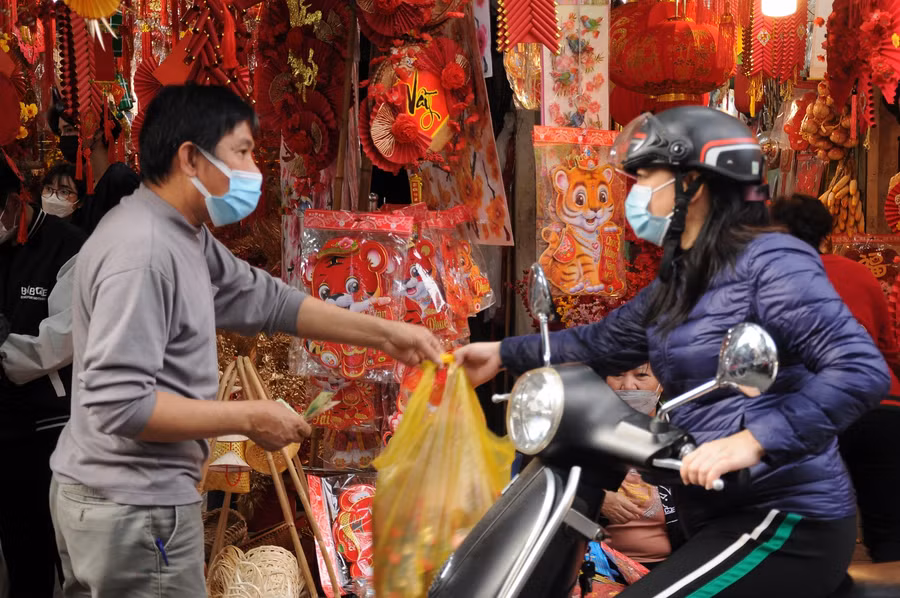 Diễn biến dịch Covid-19 ở Hà Nội vẫn còn diễn biến phức tạp nên nhiều người cố gắng mua hàng nhanh chóng, tránh nán lại lâu ở nơi đông người